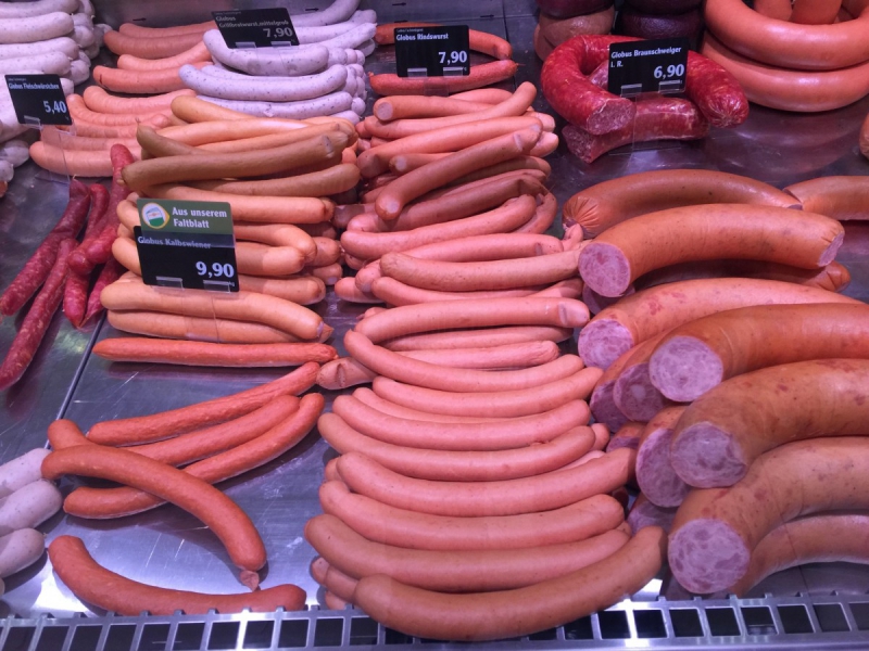 charcuterie-CHATEAUNEUF GRASSE-min_sausages_meat_butchery-1069321